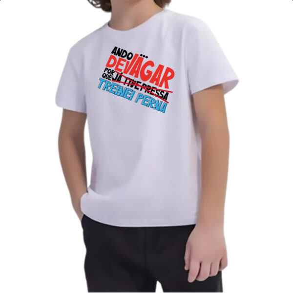 Camiseta Infanto Juvenil Ando devagar treinei perna - Imagem 2