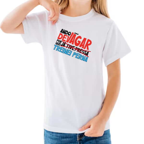 Camiseta Infanto Juvenil Ando devagar treinei perna - Imagem 3