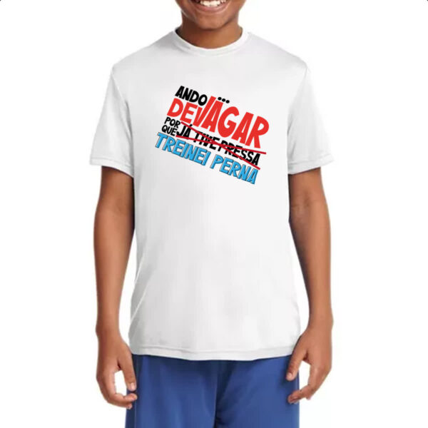 Camiseta Infanto Juvenil Ando devagar treinei perna - Imagem 4
