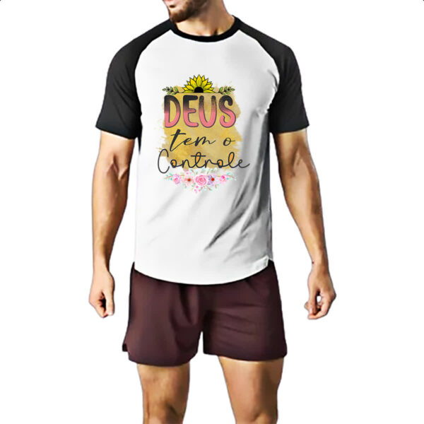 Camiseta Raglan Gospel Deus tem controle - Imagem 2