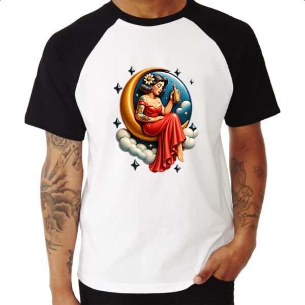 Camiseta Raglan Diva na Lua tomando uma - Imagem 3