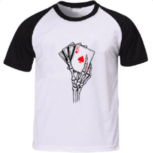 Camiseta Raglan Mao esqueleto e cartas de jogo